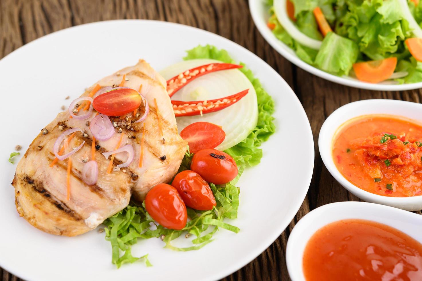 poulet grillé avec légumes grillés et salade photo