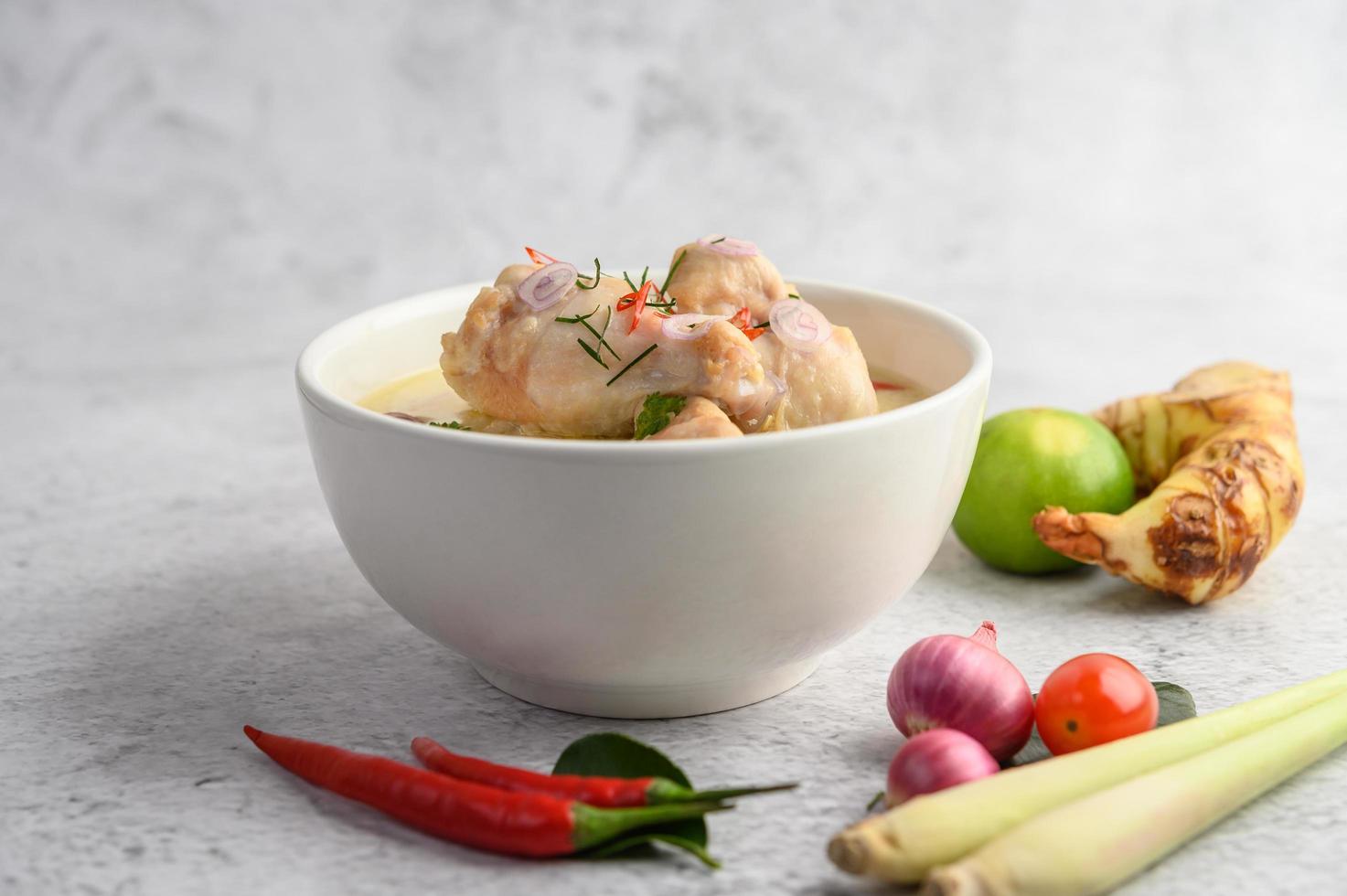 tom kha kai, soupe thaï à la noix de coco photo