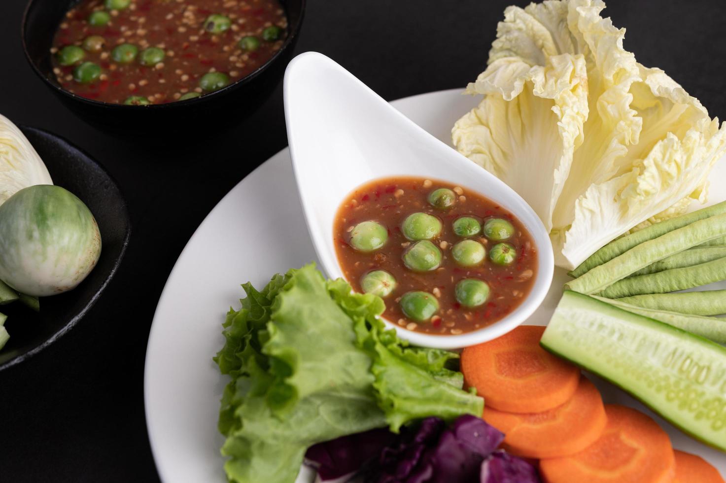 sauce dans un bol aux légumes photo