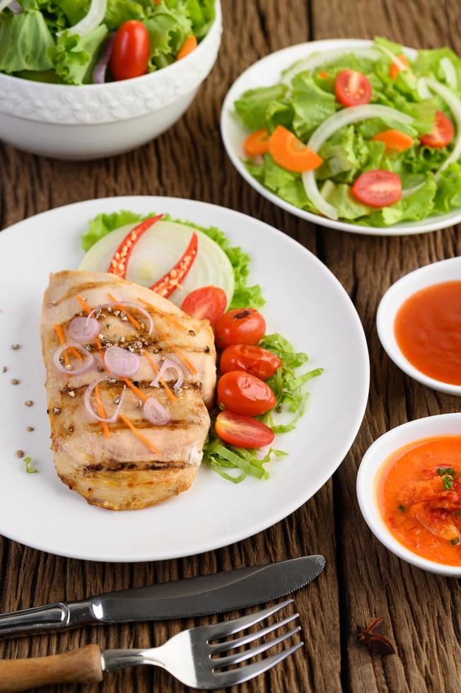 poulet grillé avec légumes grillés et salade photo