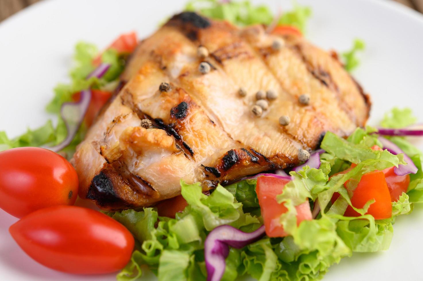 poulet grillé avec une salade photo