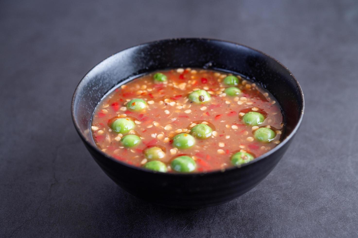 sauce à la pâte de crevettes dans un bol noir photo