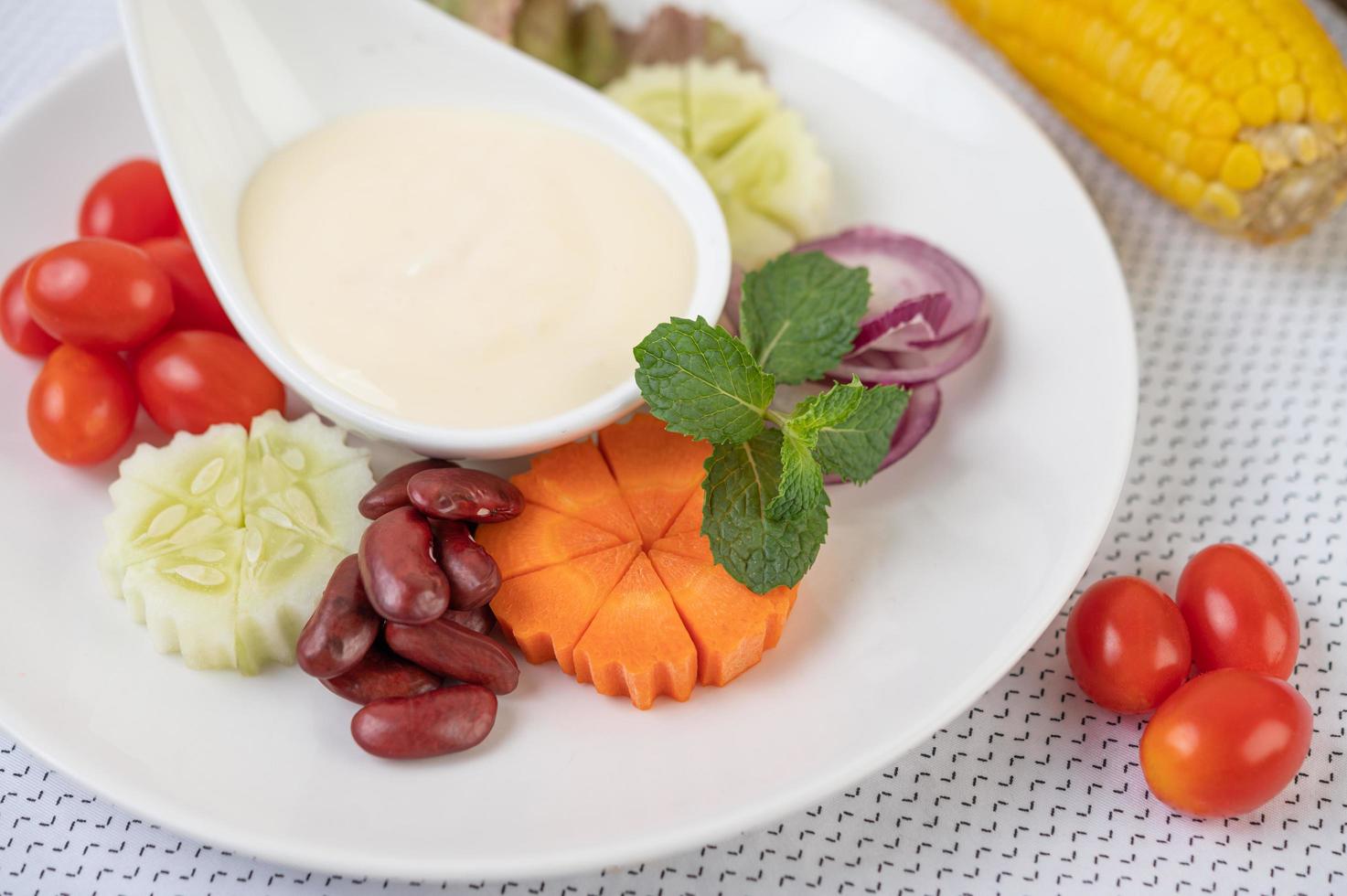 salade de fruits et légumes sur une assiette blanche photo