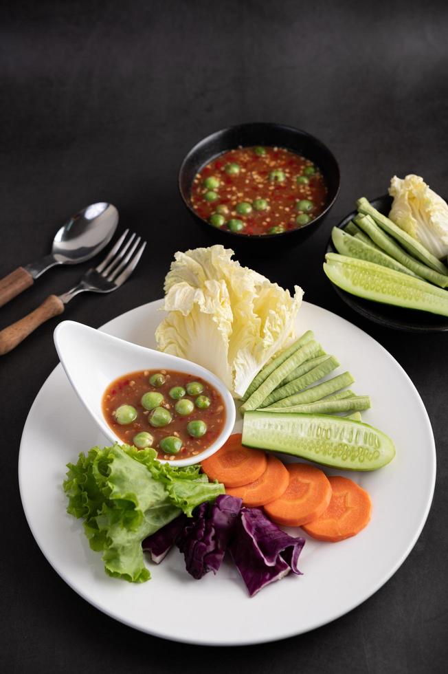 sauce dans un bol aux légumes photo