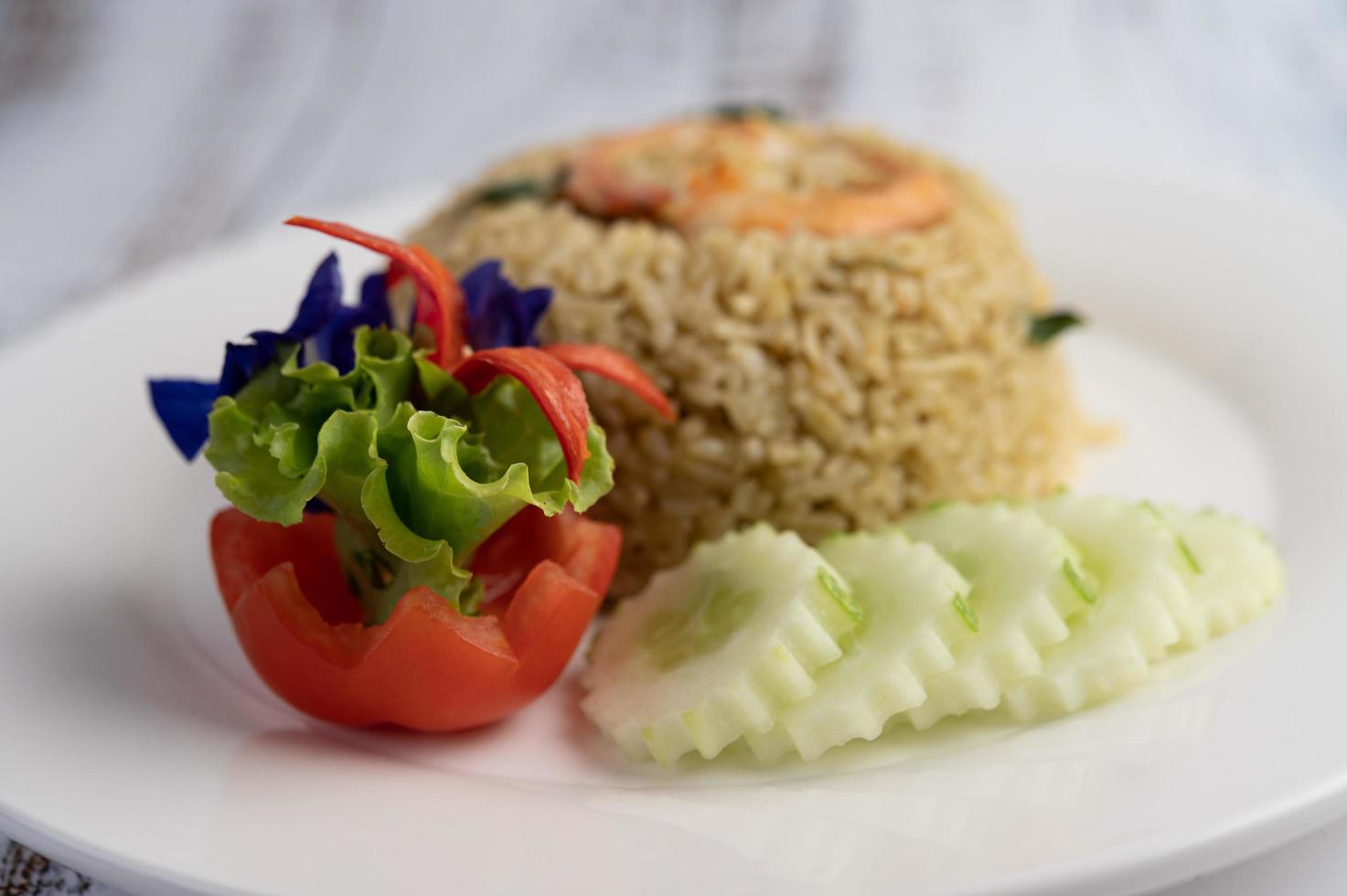 riz frit aux crevettes décoratives photo