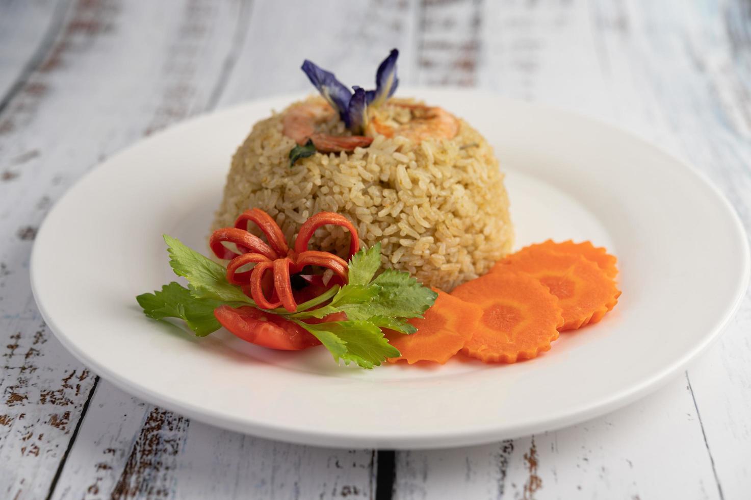 riz aux crevettes aux tomates et carottes photo