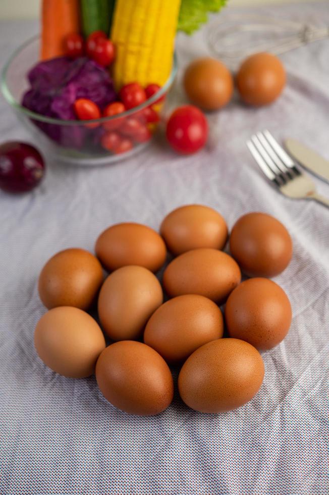 oeufs sur un chiffon blanc avec des légumes photo