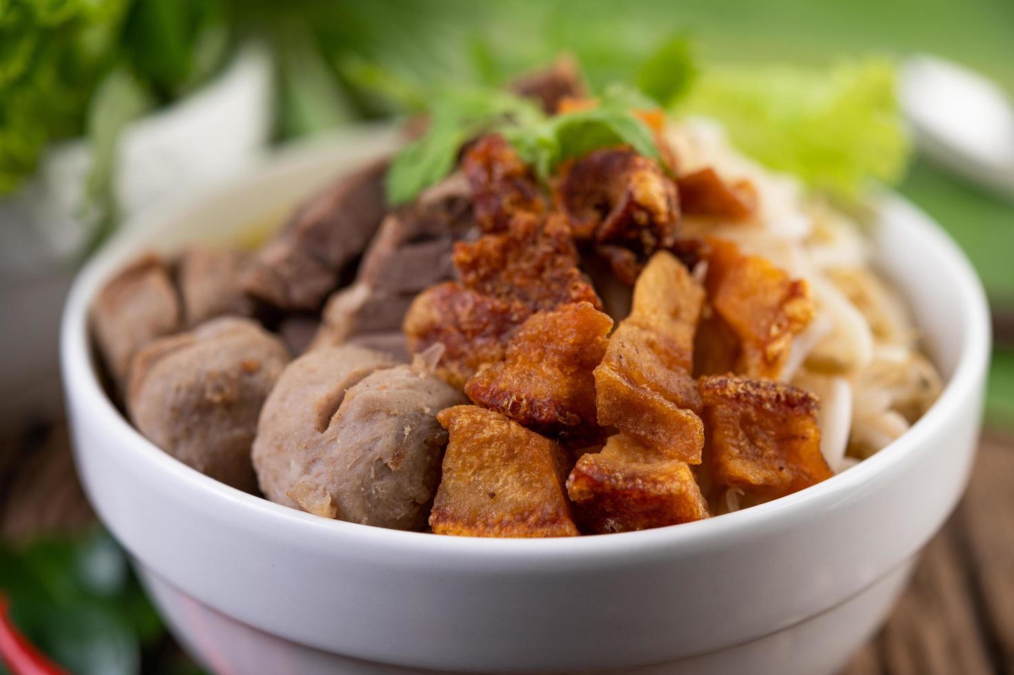 nouilles jaunes au porc croustillant et boulettes de viande photo