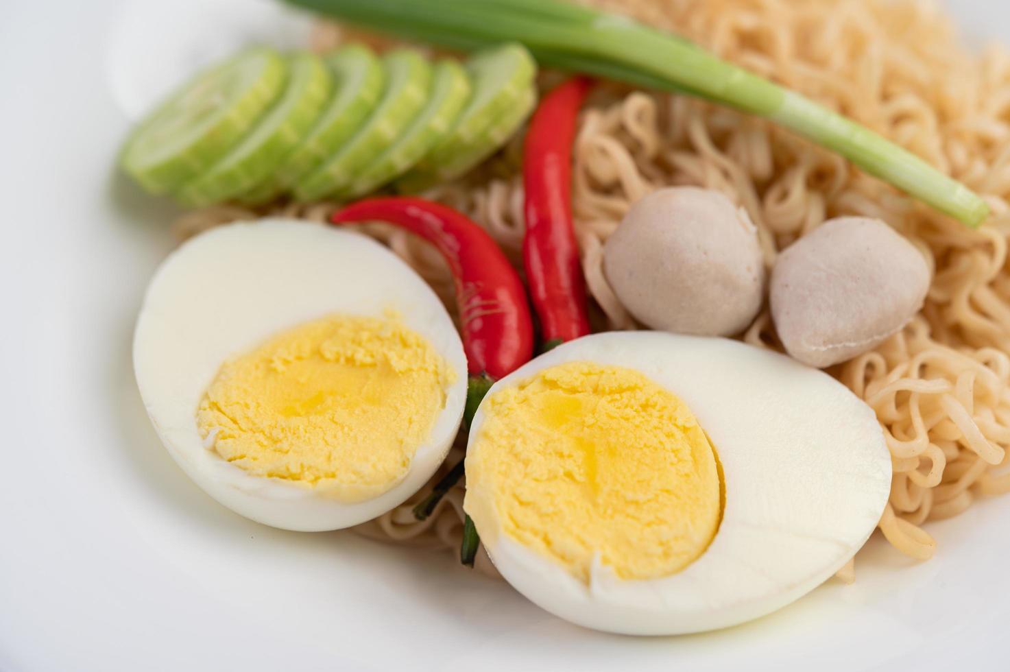 nouilles aux œufs durs et légumes photo