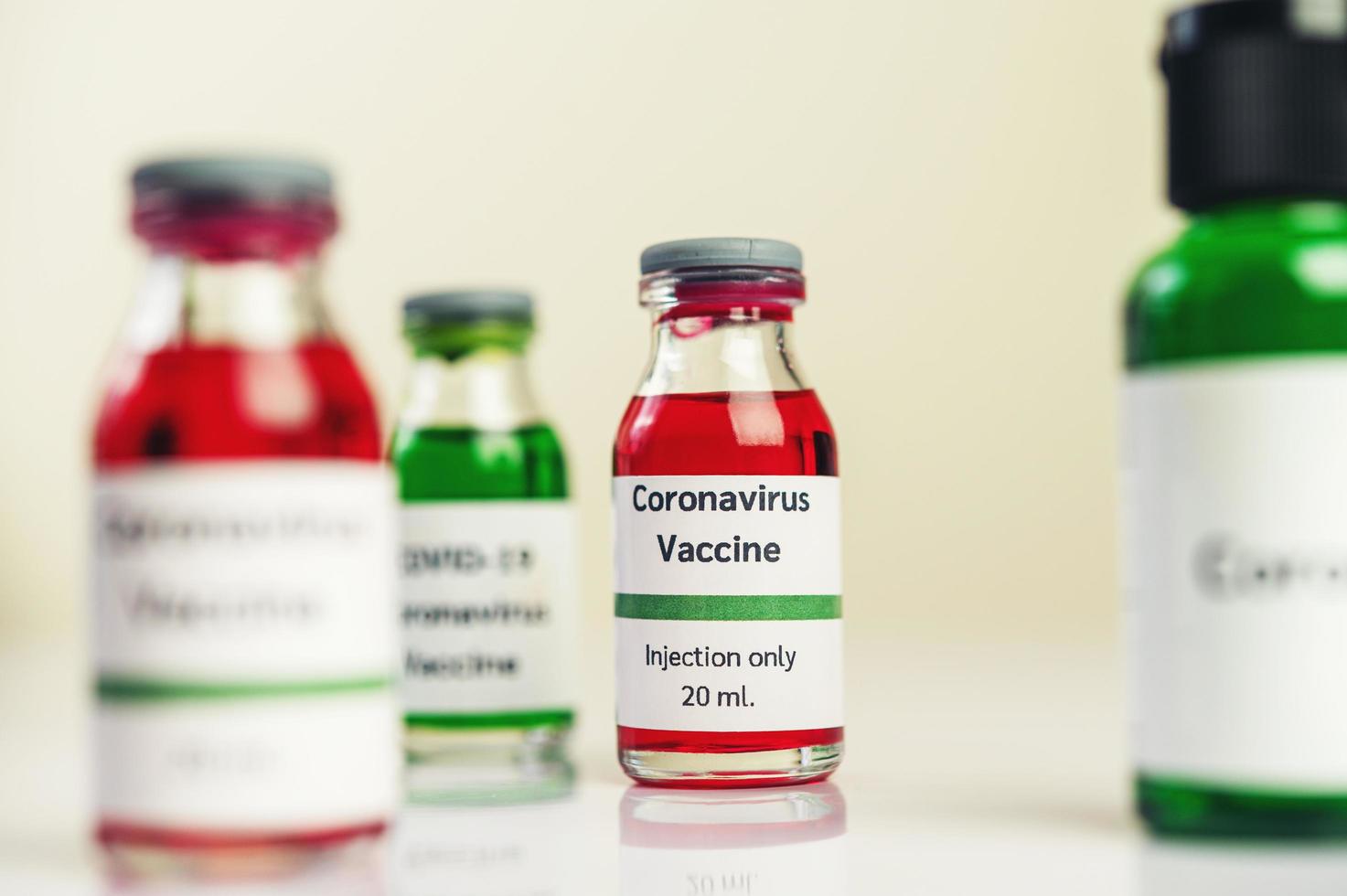 le vaccin contre le covid-19 en flacons rouges et verts photo