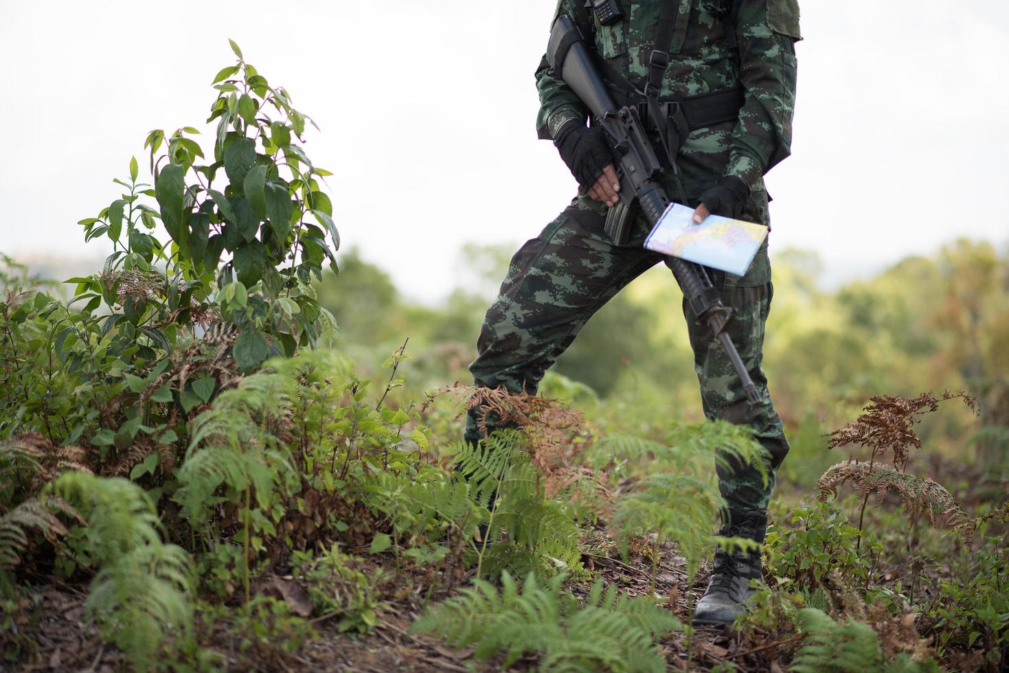 soldat prêt avec arme photo