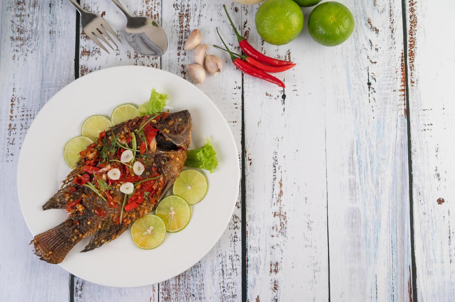 tilapia entier frit avec sauce chili photo