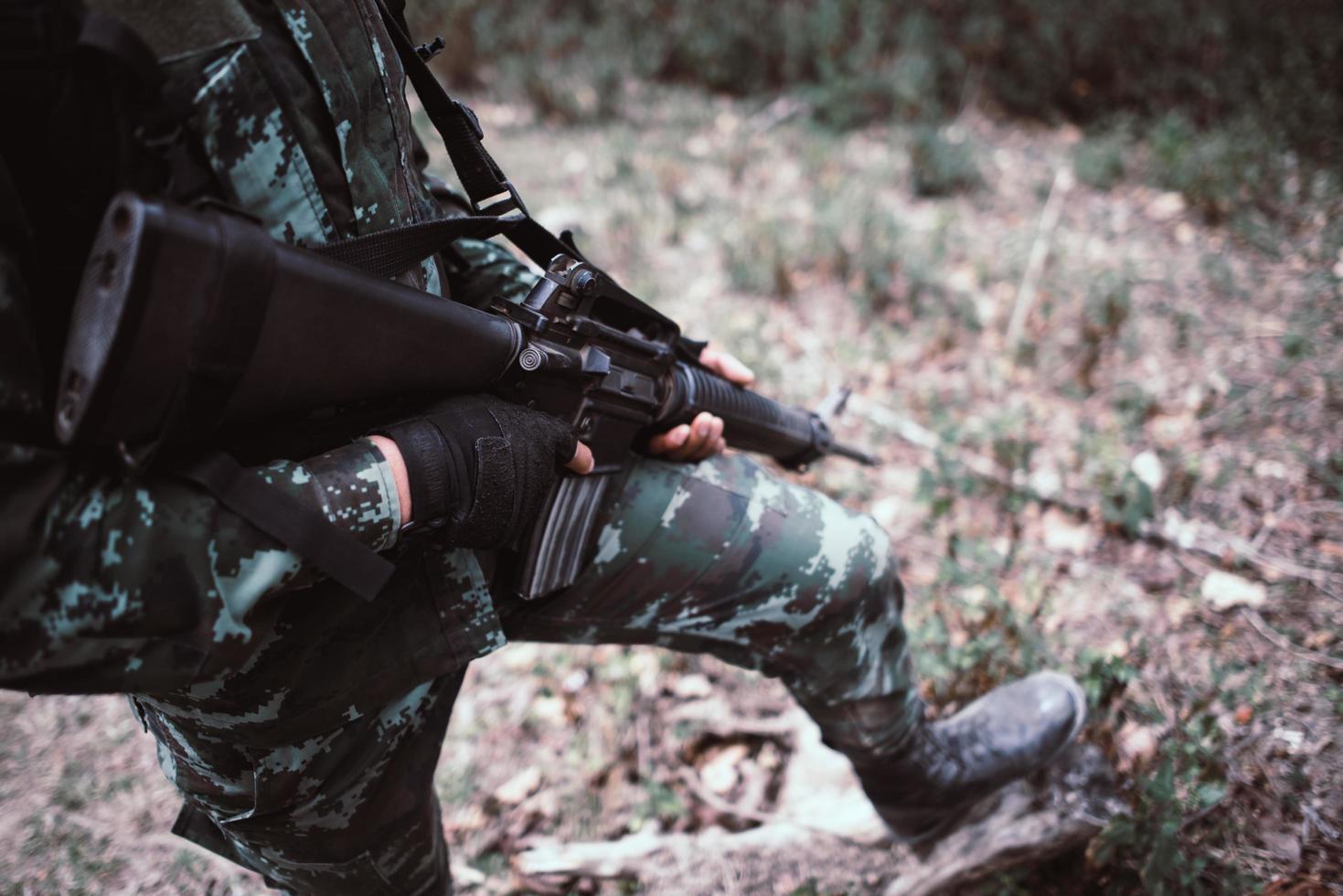 soldat prêt avec arme photo