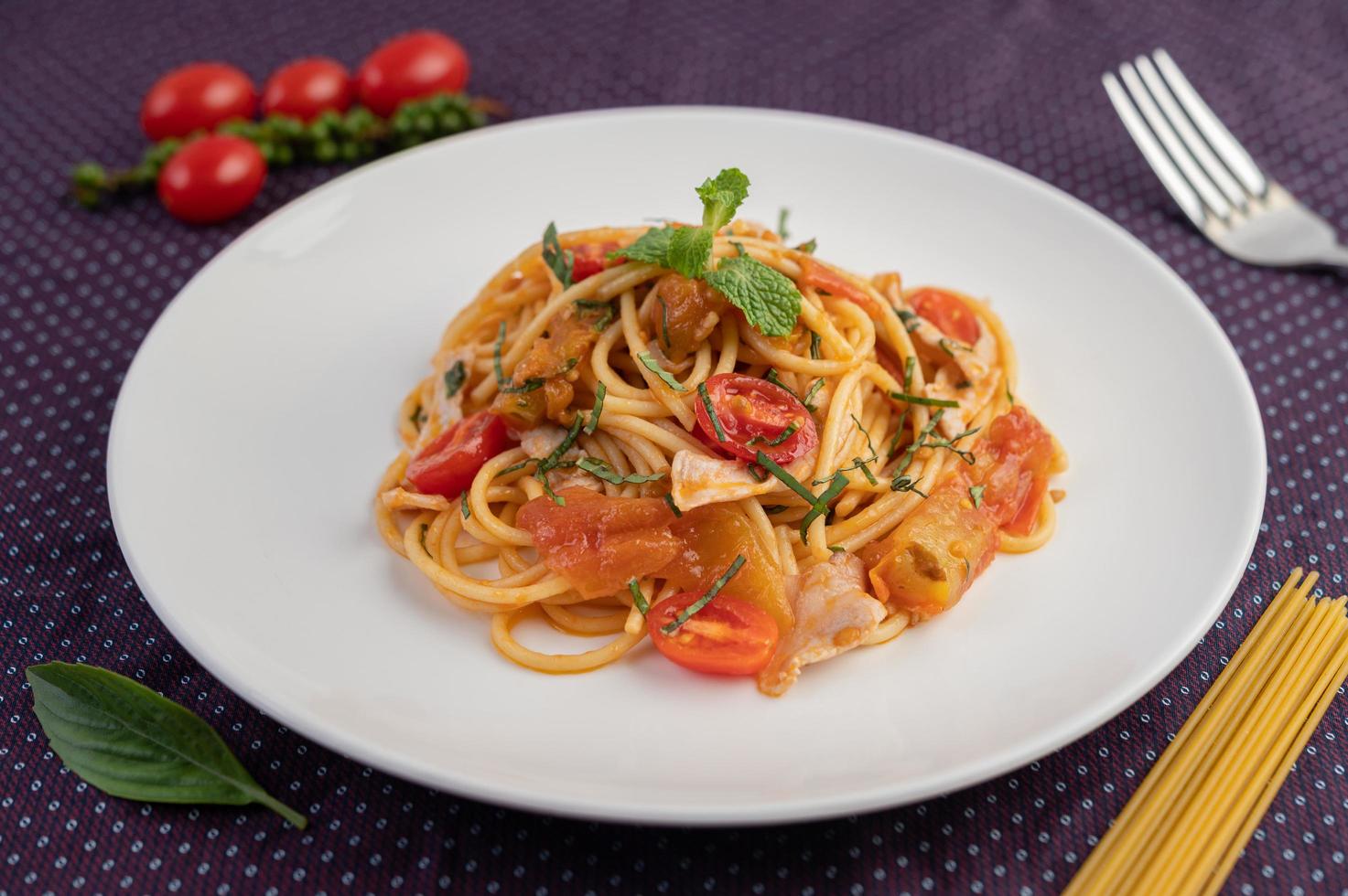 spaghettis gastronomiques joliment disposés sur une assiette blanche photo