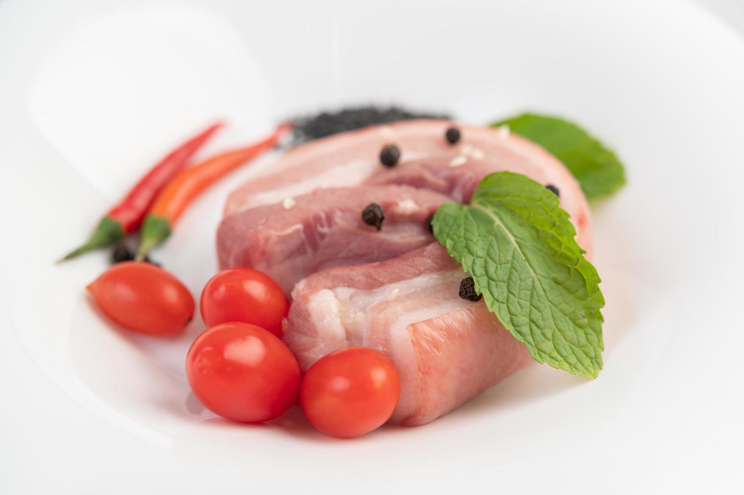 poitrine de porc plaquée et décorée dans un plat blanc photo