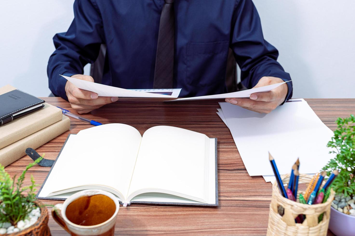 homme d'affaires travaillant au bureau photo