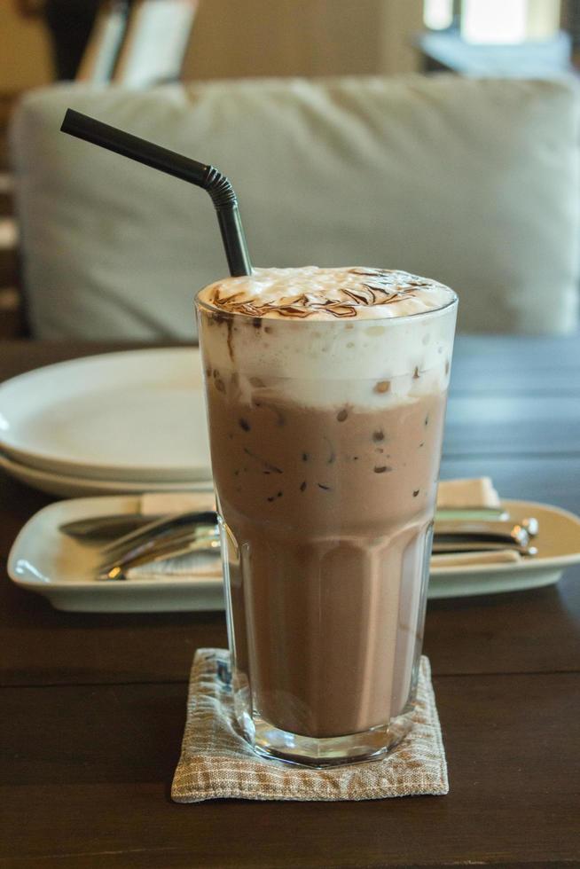 milkshake au chocolat sur table photo