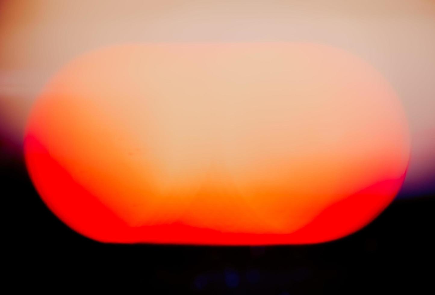 lumière orange et rouge sur une pièce sombre photo