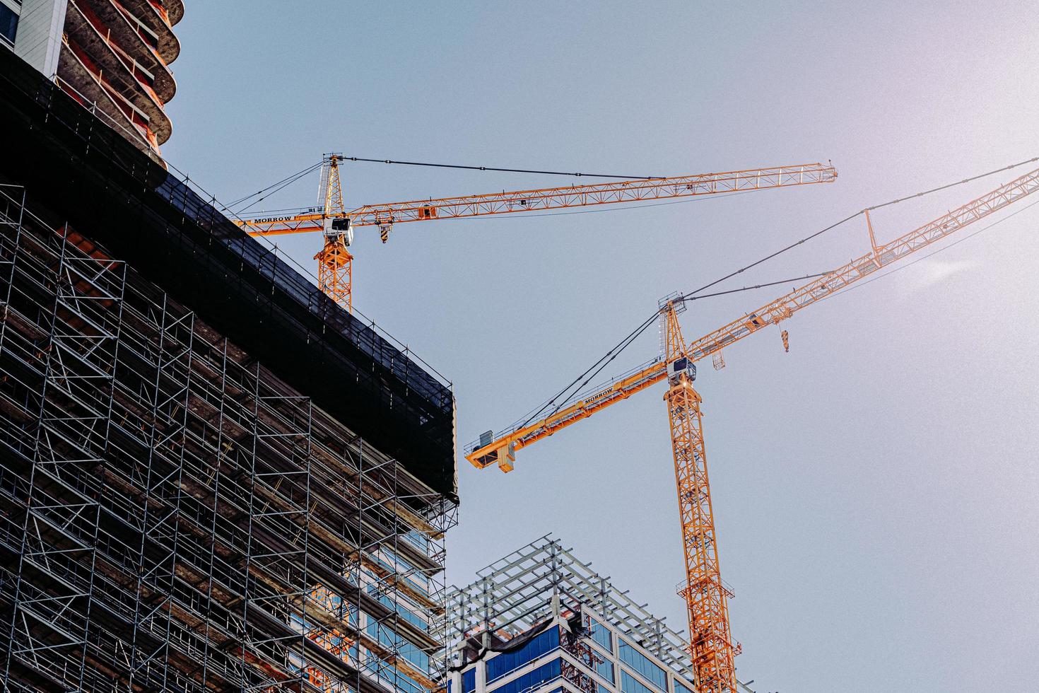 Los Angeles, CA, 2020 - grue jaune près du bâtiment pendant la journée photo