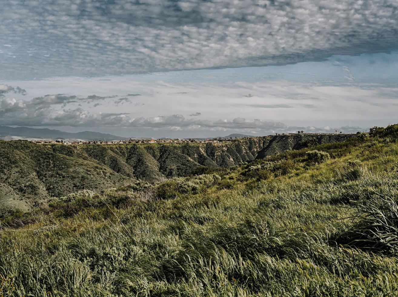 Champ d'herbe verte sous les nuages blancs pendant la journée photo