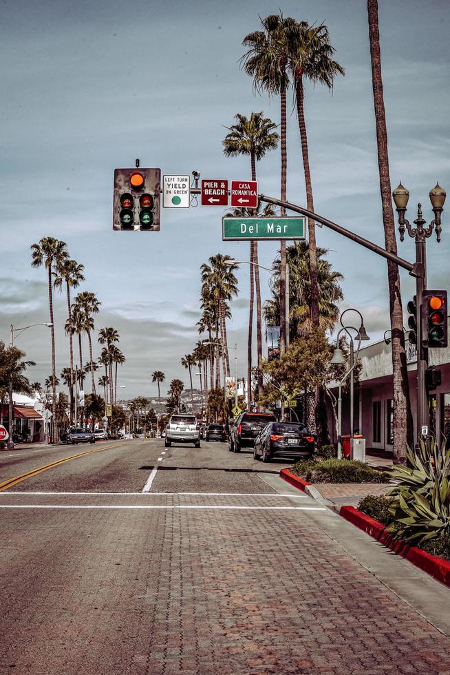 Laguna Beach, CA, 2020 - feu de circulation avec feu rouge sur panneau d'arrêt photo