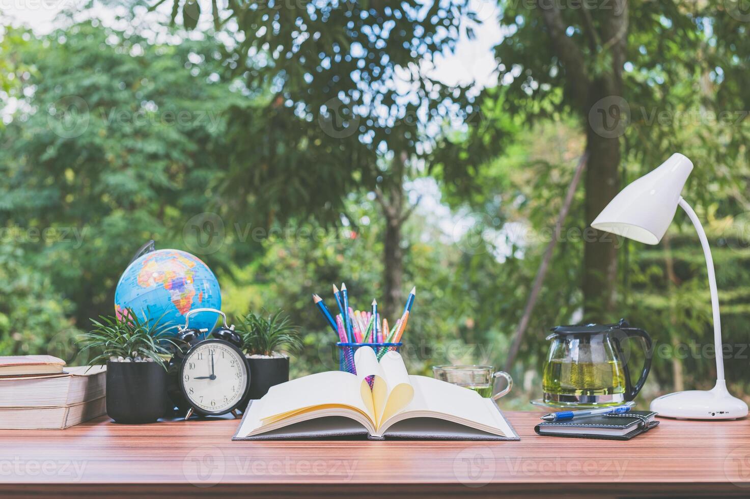 bureau avec fond de nature photo