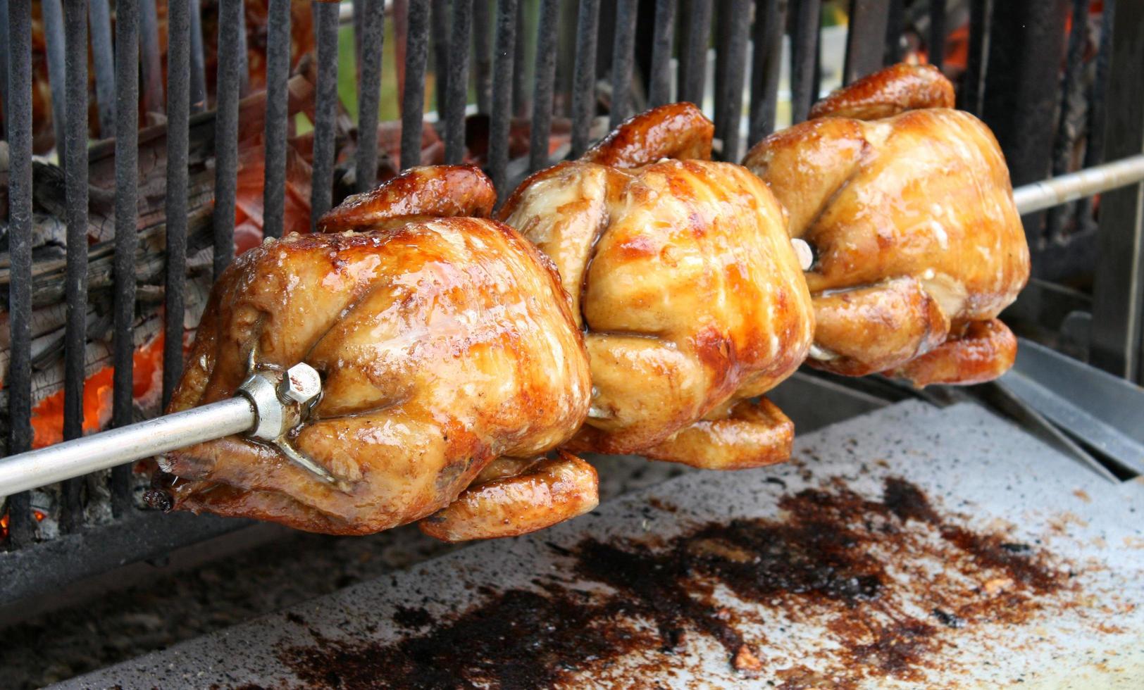 poulets rôtis à la broche grillés au feu d'un grand barbecue 2840617 Photo  de stock chez Vecteezy