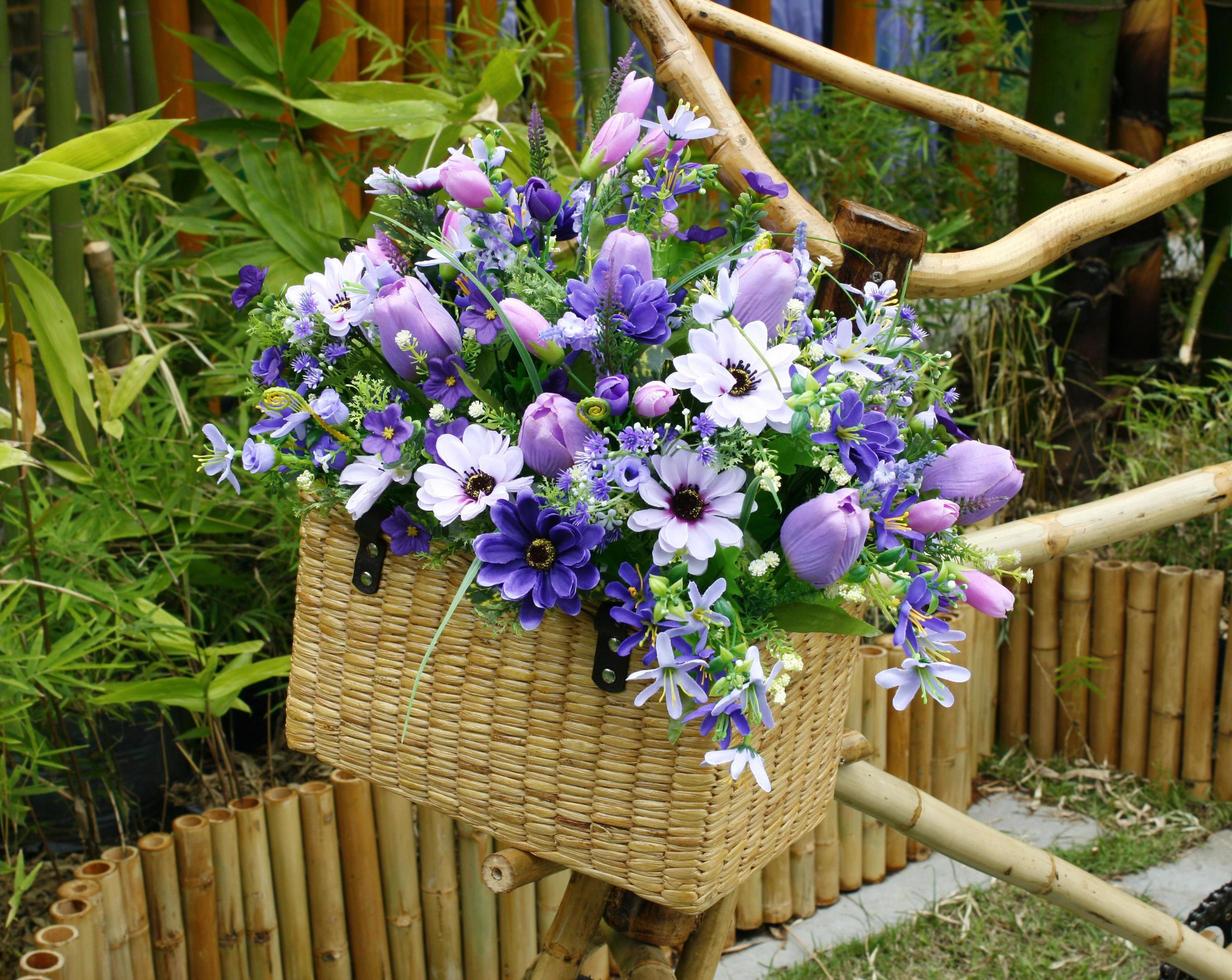 fleurs dans un panier photo