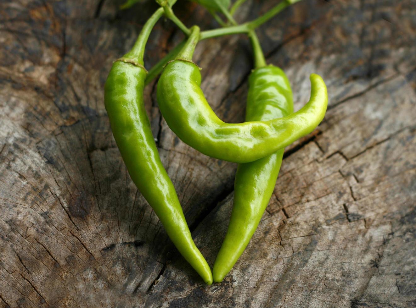 piments verts sur bois photo