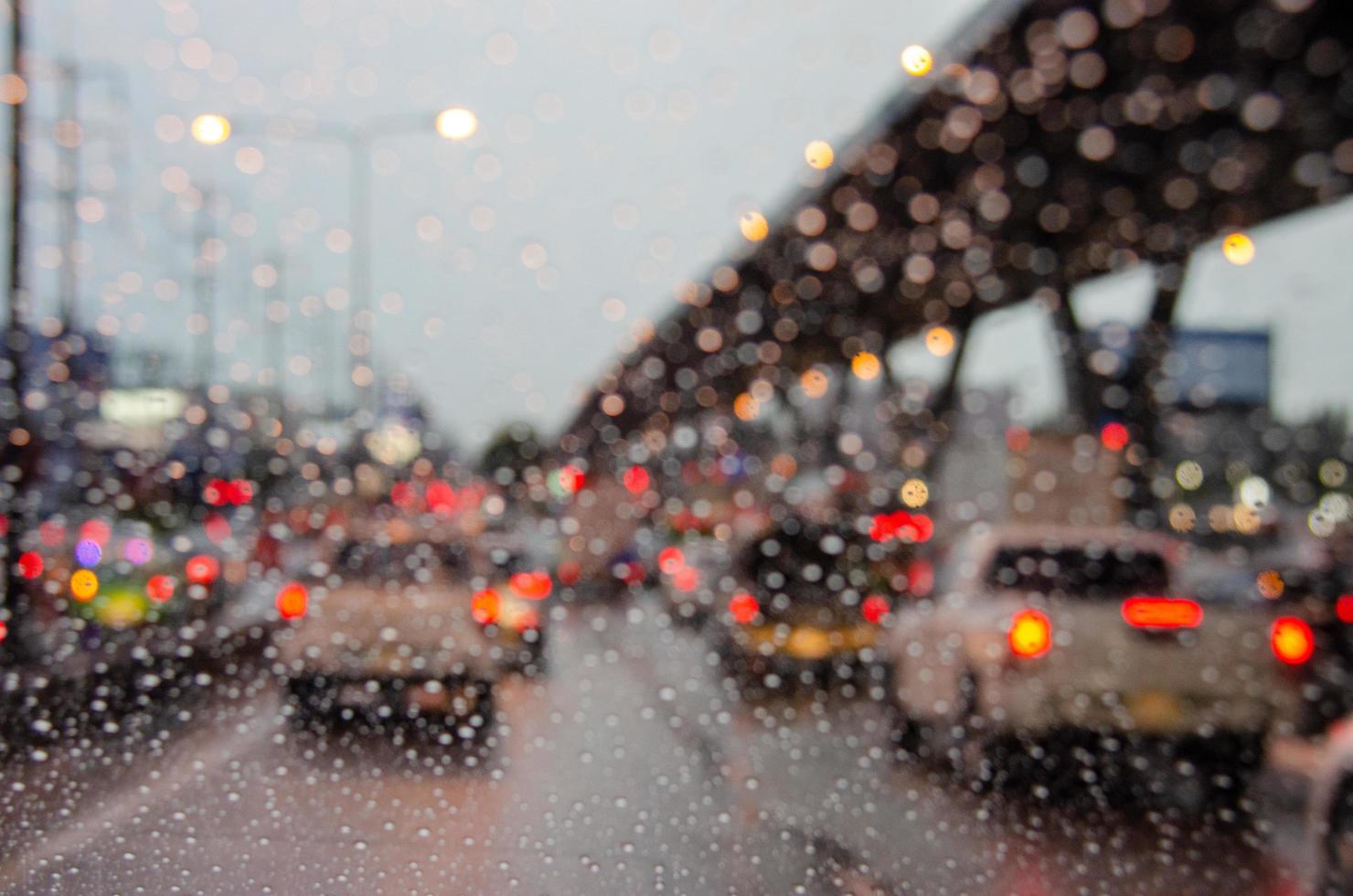 assis dans la circulation avec une légère pluie photo