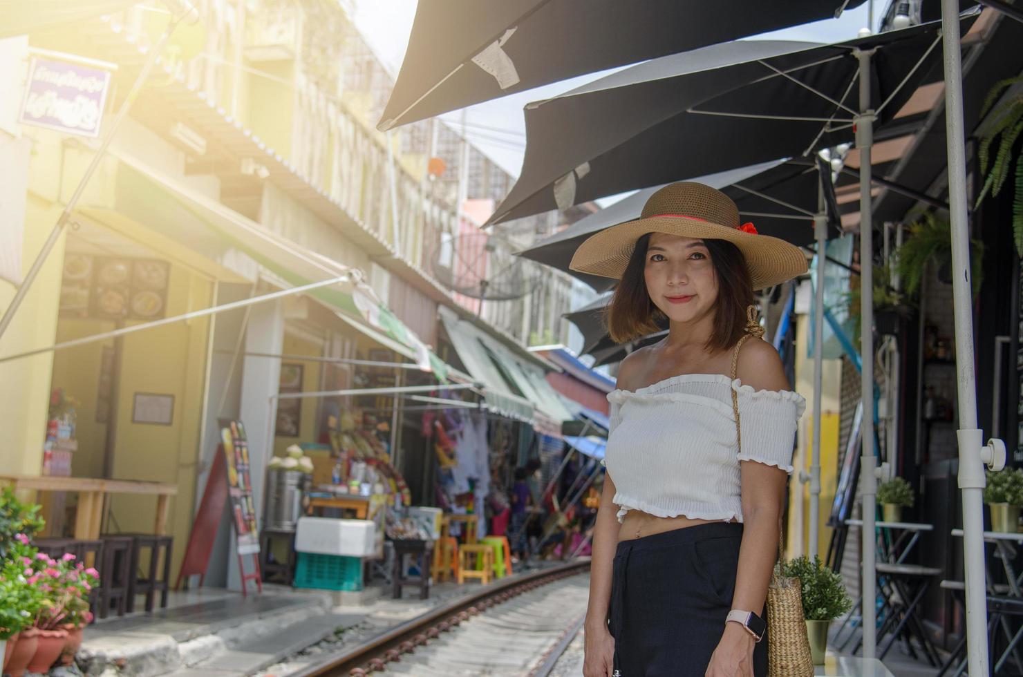 fille posant sur un marché en plein air photo