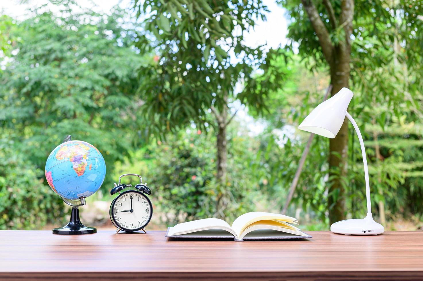 bureau avec fond de nature photo