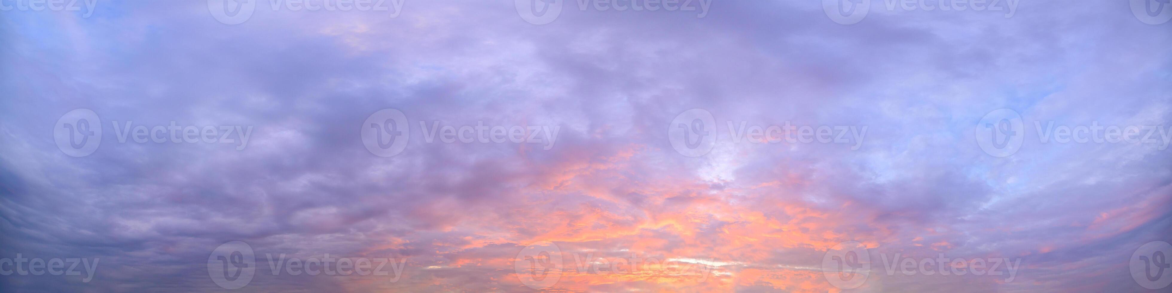 nuages dans le ciel au coucher du soleil photo