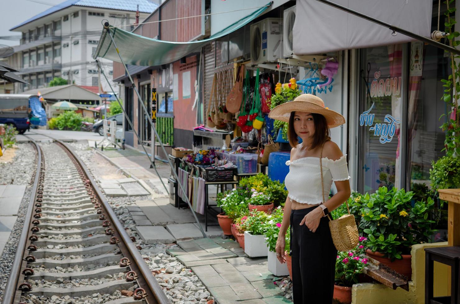 jolie femme asiatique attendant le train photo