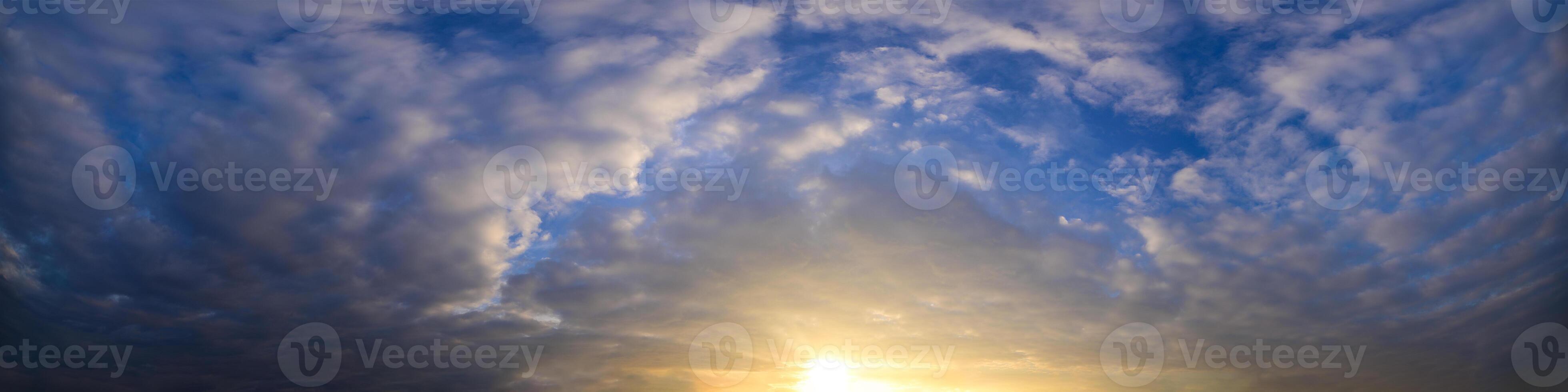 nuages dans le ciel au coucher du soleil photo