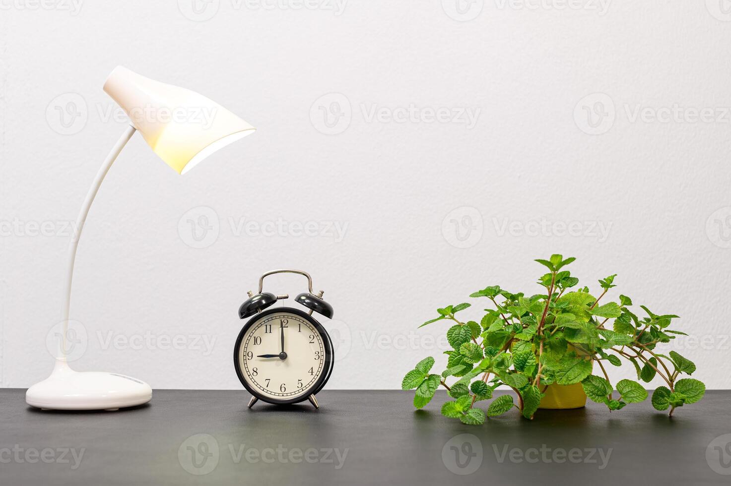 horloge et lampe sur le bureau photo