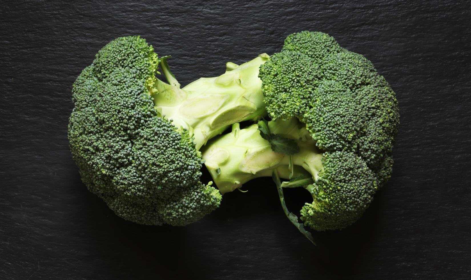 brocoli sur fond noir photo