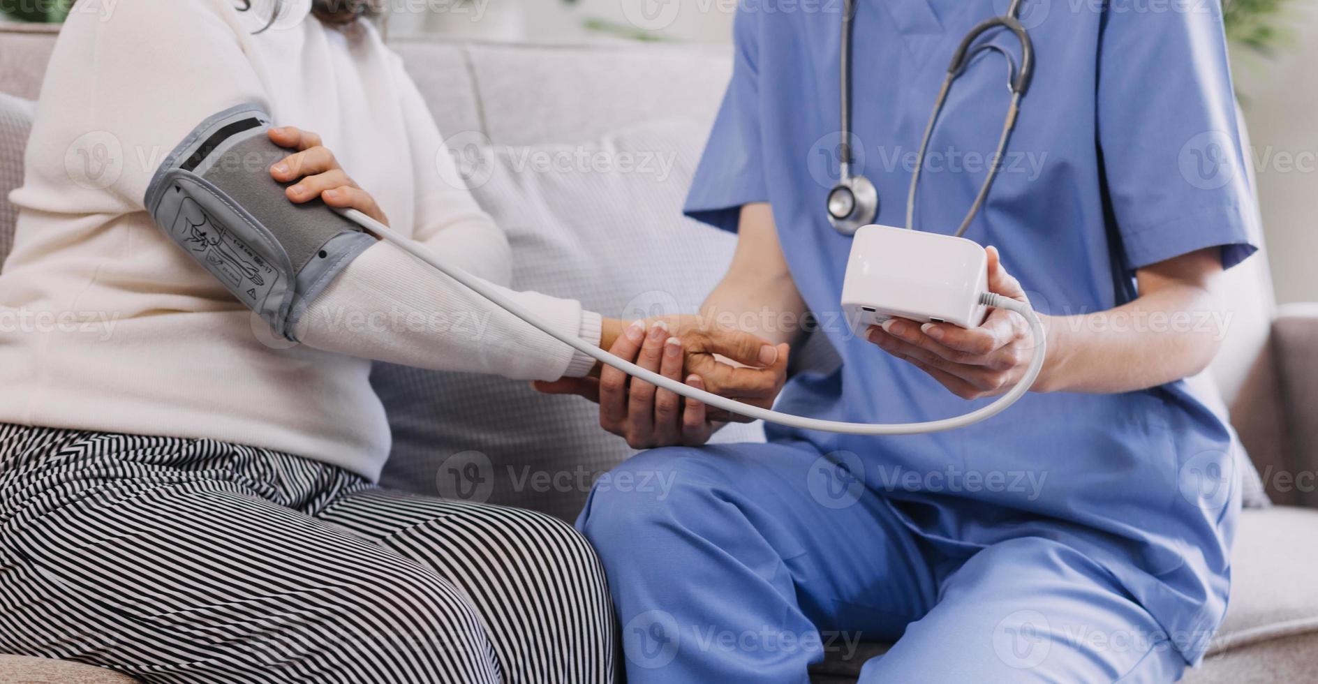 service infirmier à domicile et soins cardiologie personnes âgées. gros plan sur une jeune infirmière médecin hispanique vérifier le rythme cardiaque du patient homme caucasien mature à l'aide d'un stéthoscope pendant la visite photo