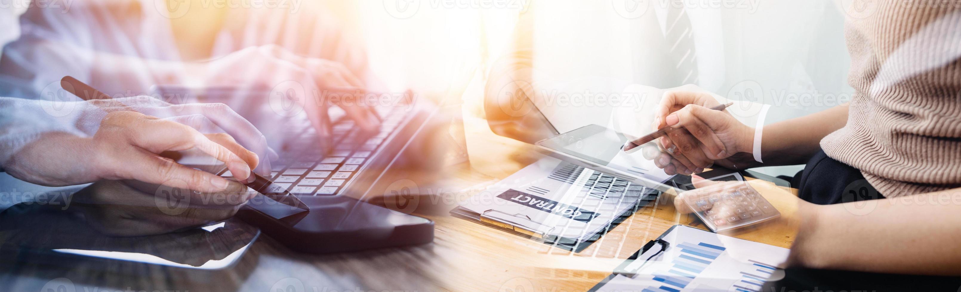 conférences d'entrepreneurs et de gens d'affaires dans une salle de réunion moderne, des collègues multiraciaux heureux s'amusent à coopérer en travaillant ensemble lors d'une réunion de bureau, concept de travail d'équipe asiatique photo