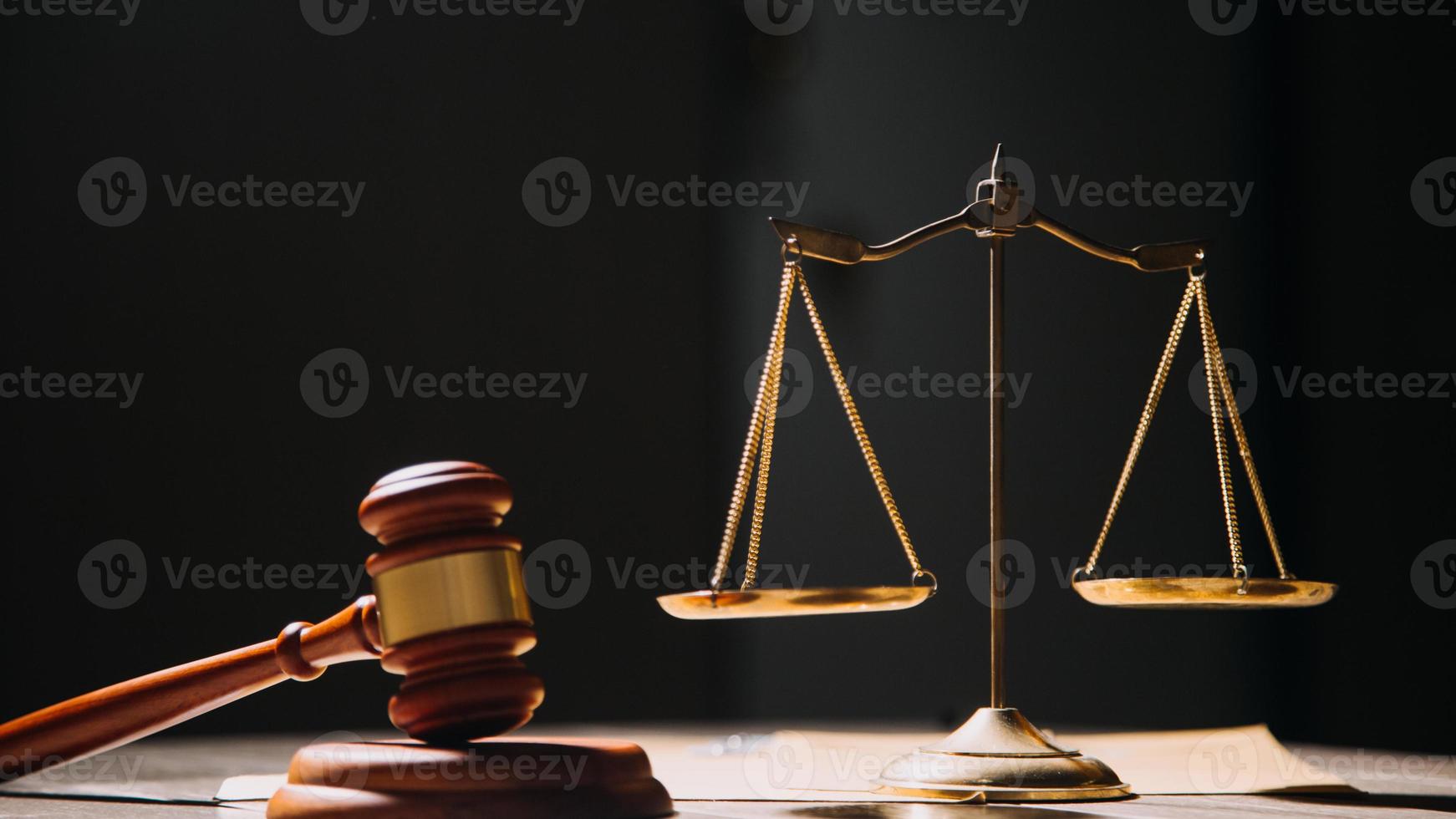 concept de justice et de droit. juge masculin dans une salle d'audience avec le marteau, travaillant avec, clavier d'ordinateur et d'accueil, lunettes, sur table à la lumière du matin photo