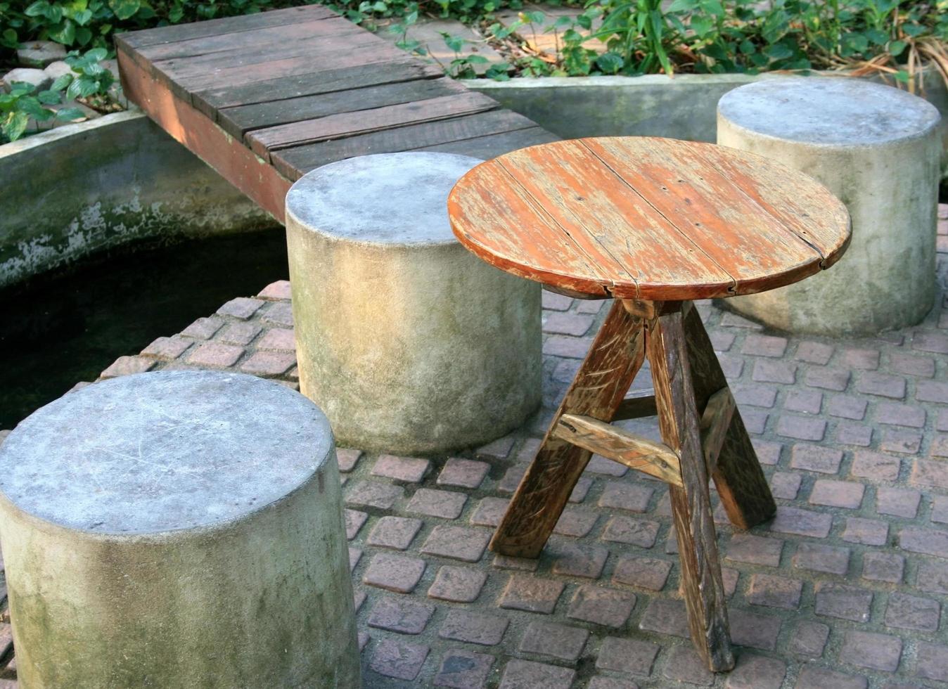 espagne, 2020 - table en bois et chaises en ciment photo