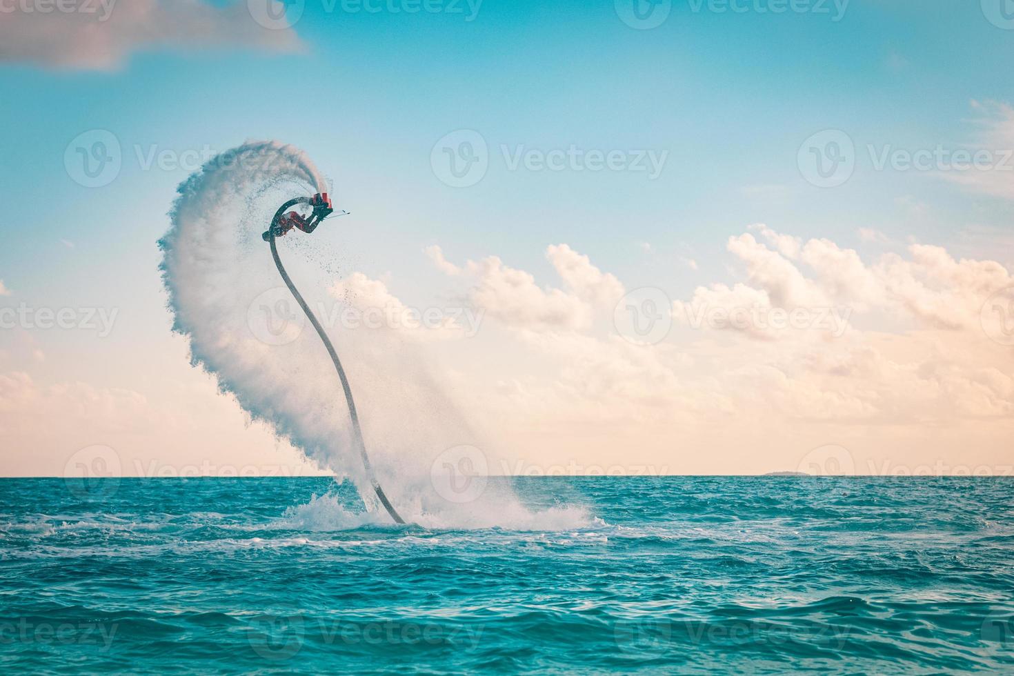 pilote professionnel de planche à mouche professionnelle dans la mer tropicale, fond de concept de sports nautiques. vacances d'été amusantes sports et loisirs de plein air photo