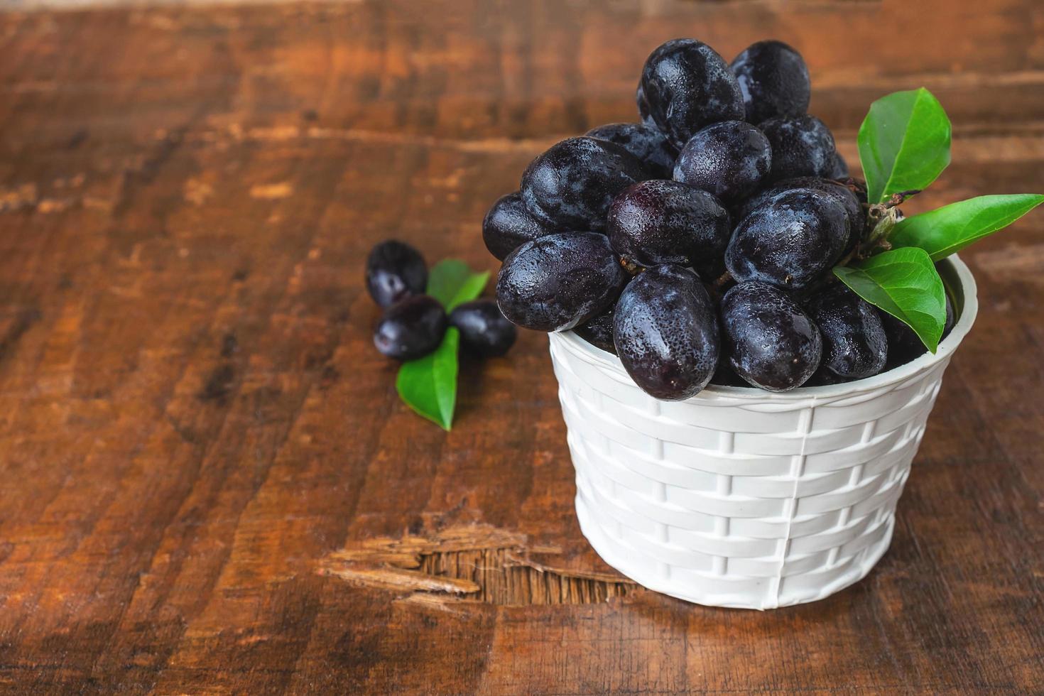 raisins noirs dans le panier photo