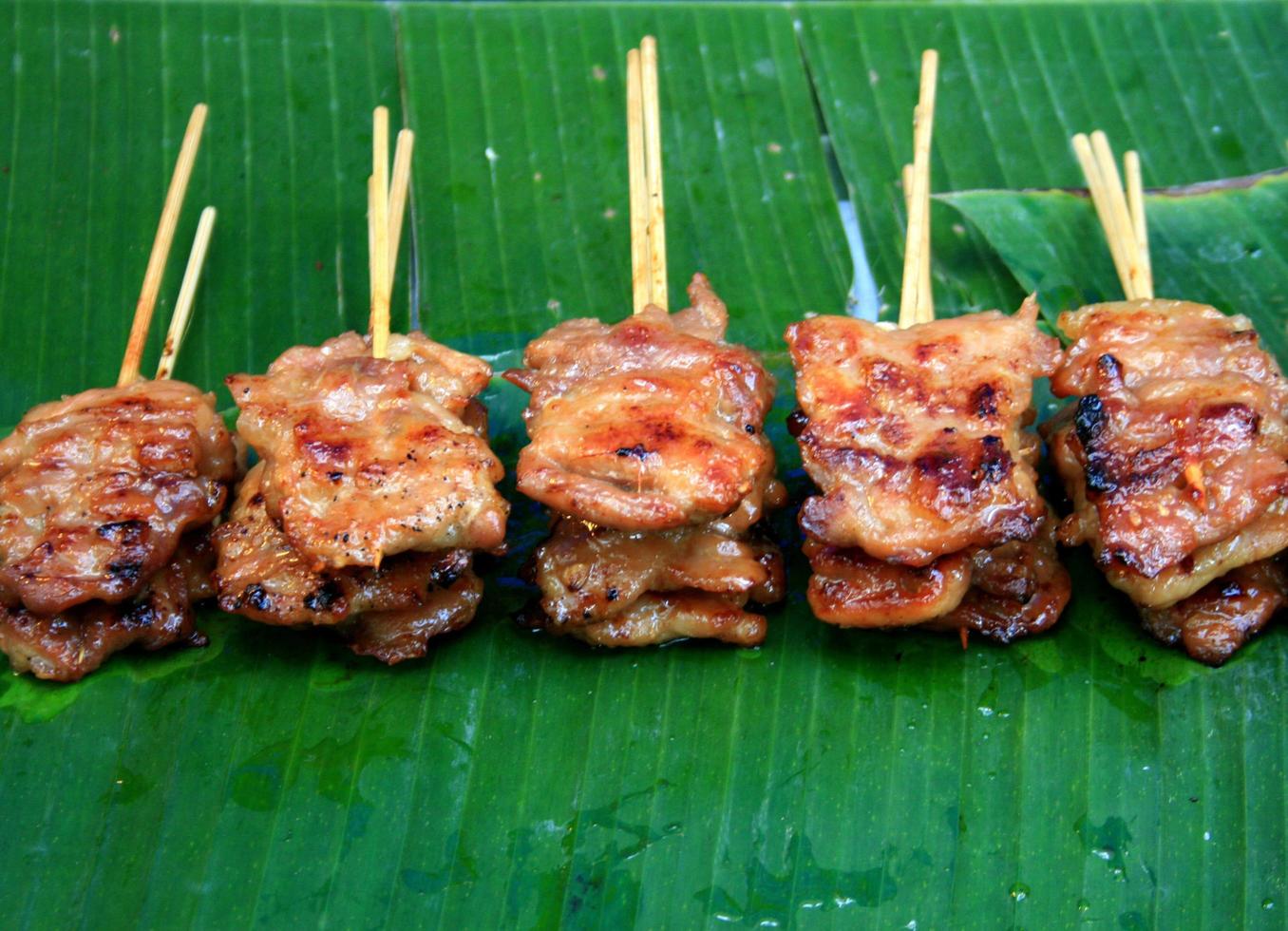 porc bbq sur feuille de bananier photo