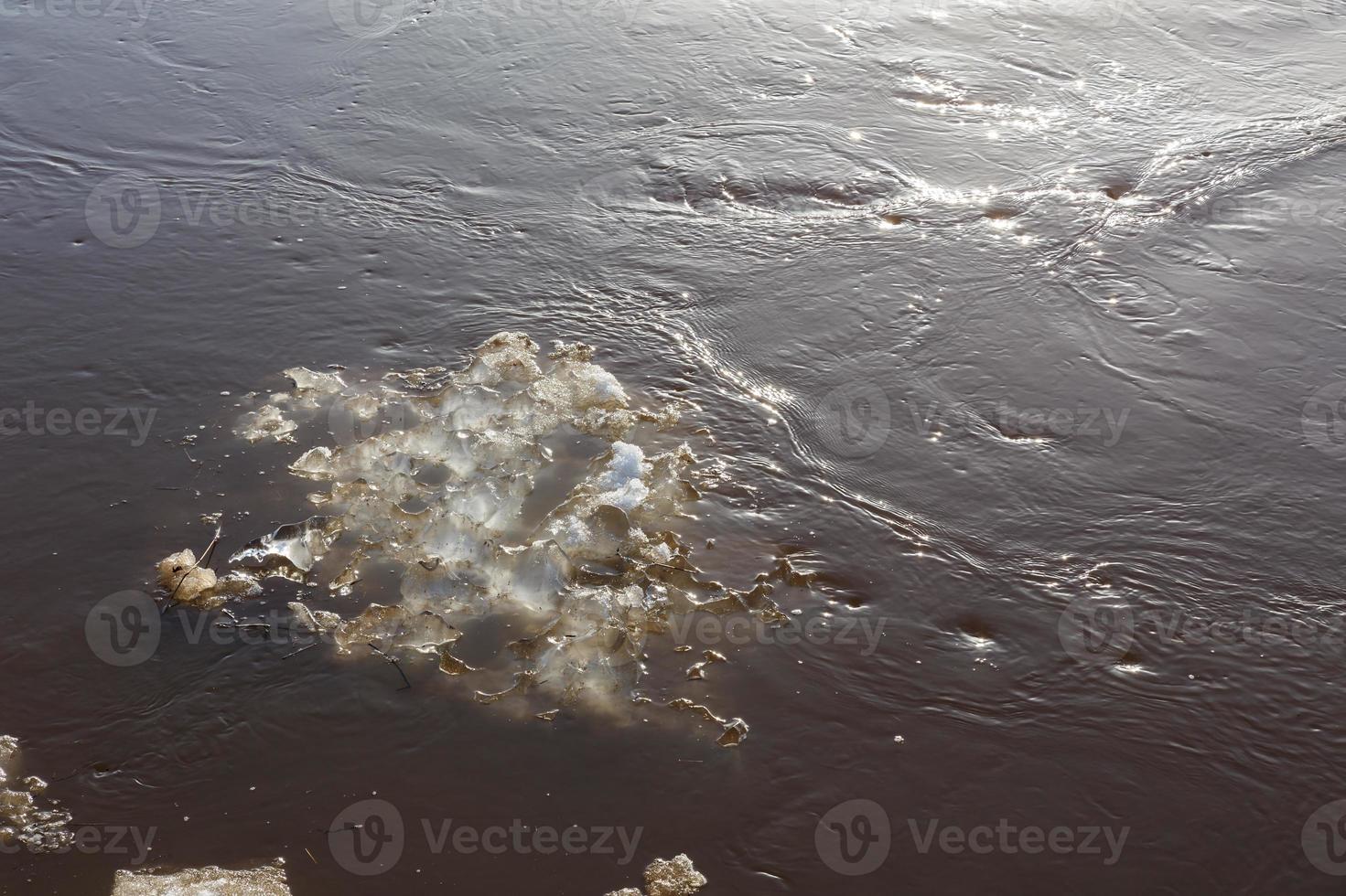 banquise flottant dans l'eau. crue printanière photo