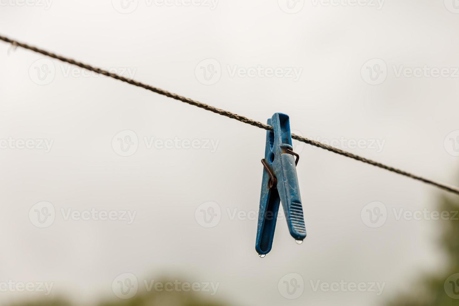 pince à linge suspendue à une corde photo