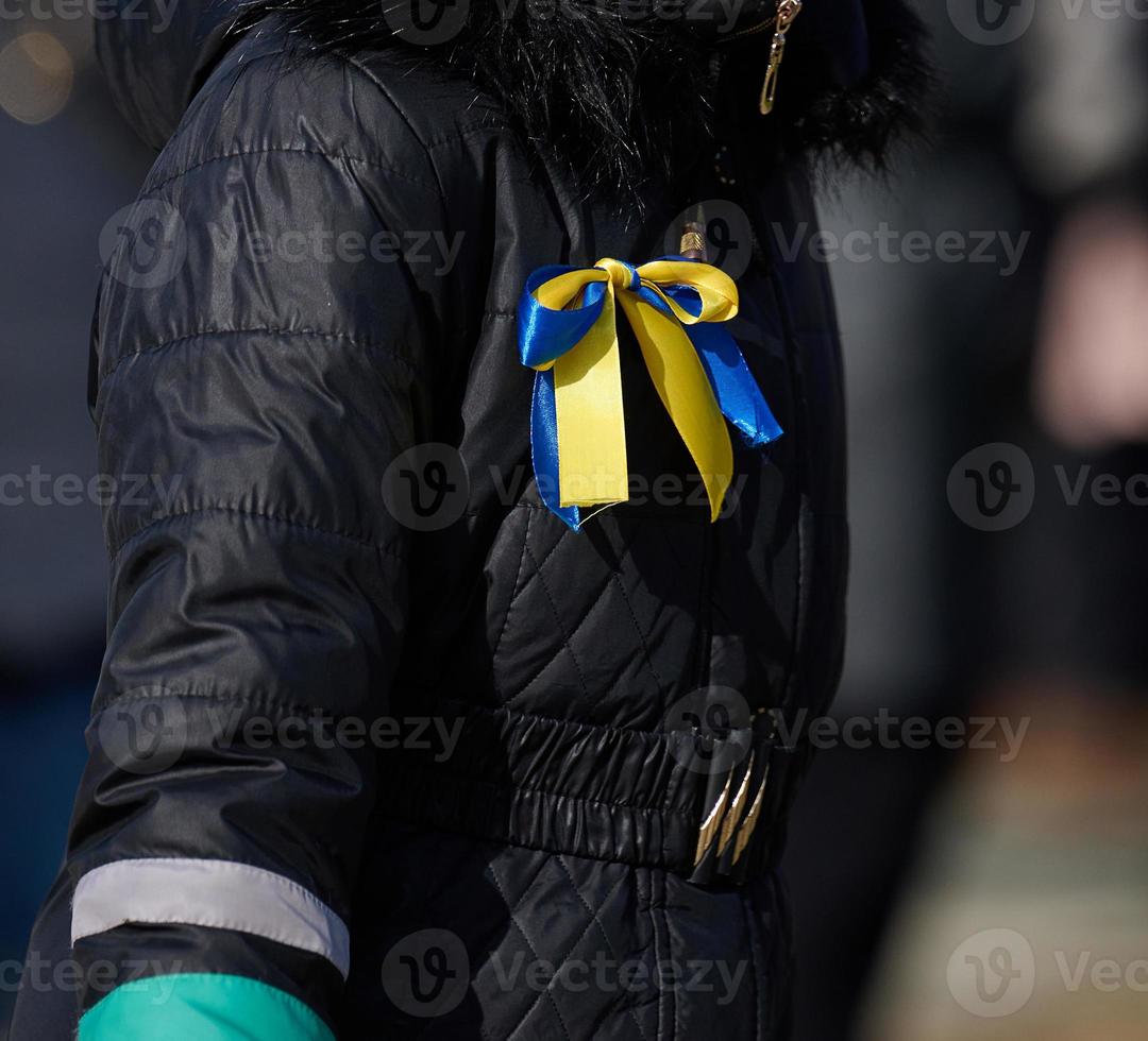 ruban jaune-bleu sur une veste noire, symbole du drapeau ukrainien photo