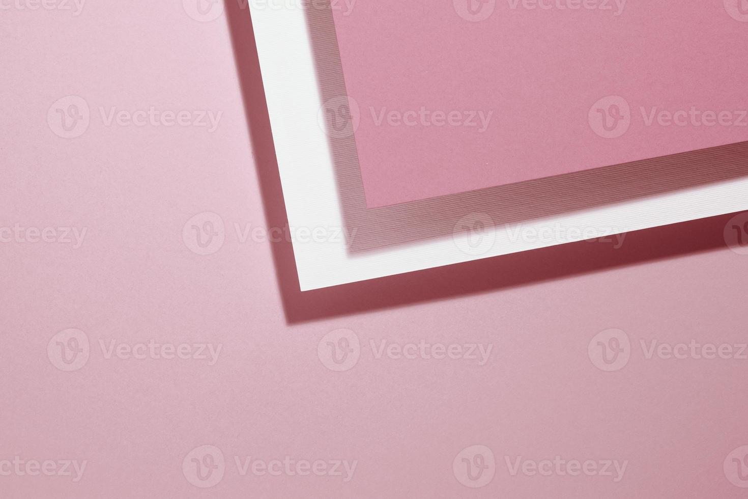fond rose moderne avec des feuilles de papier avec ombre photo