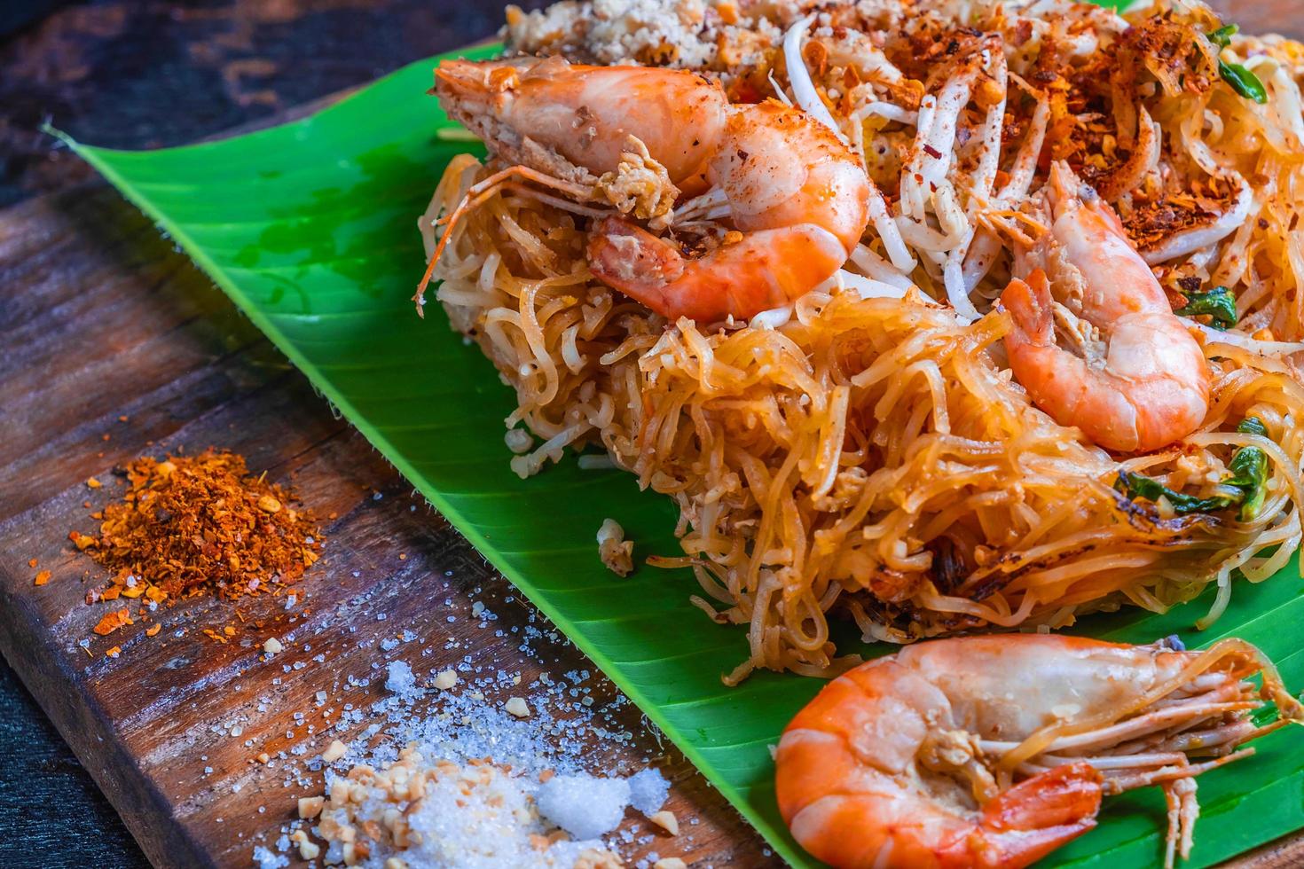 crevettes sur feuille de bananier photo