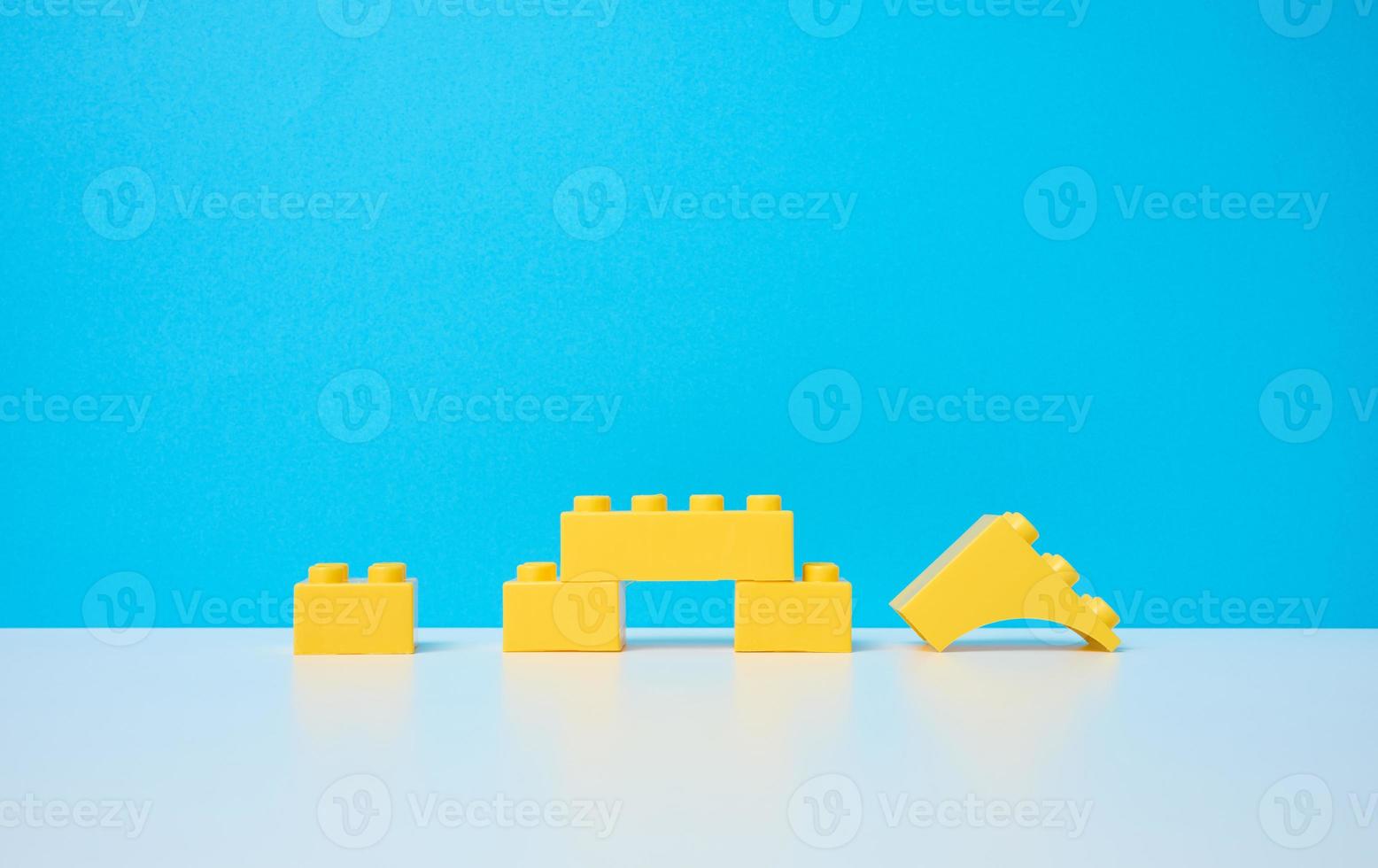 détails en plastique jaune du designer pour enfants. jeu éducatif pour enfants photo